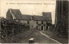 Chevreuse Cour Interieure du Chateau de la Madeleine à Chevreuse