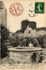 Chevreuse Ancien Chateau-Fort de la Madeleine - Le Puits à Chevreuse