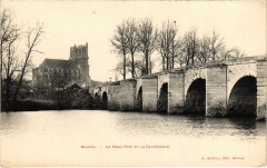 Mantes-la-Jolie Vieux Pont - Cathedrale à Mantes-la-Jolie