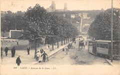 Laon - Avenue De La Gare - Train Dans La Rue
