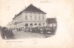 Pontarlier - L'Hotel De Ville Et Le Marche à Pontarlier