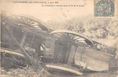 Catastrophe Des Ponts De Ce - La Locomotive Couchee