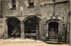 Tours Maison de Tristan l'Hermite cour interieure à Tours