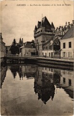 Loches Porte des Cordeliers et le bords à Loches