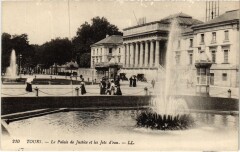Tours Palais de Justice et les Jets d'eau à Tours