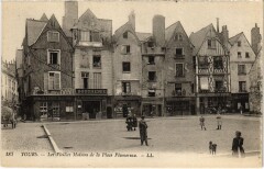 Tours Vieilles maisons Place Plumereau à Tours