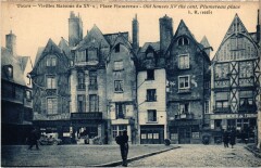 Tours Vieilles maisons Place Plumereau à Tours