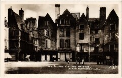 Tours Vieilles maisons Place Plumereau à Tours