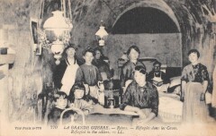 Reims - Refugies Dans Les Caves à Reims