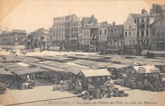 Beauvais - La Place De L'Hotel De Ville Un Jour De Marche à Beauvais