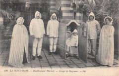 Le Mont Dore - Etablissement Thermal - Groupe De Baigneurs à Mont-Dore