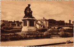 Chinon Statue de Rabelais et le Pont à Chinon