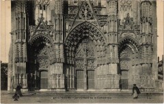 Tours les portails de la Cathedrale à Tours