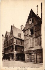 Tours vieilles maisons de la Place Plumereau à Tours