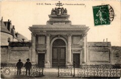 Tours Portail de l'Archeveche à Tours