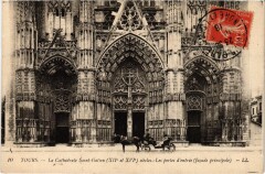 Tours Cathedrale Saint-Gatien les portes d'entree à Tours