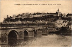 Chinon vue d'ensemble de ruines du Chateau à Chinon
