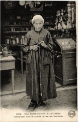 La Louvesc une marchande fabriquant des Chapelets Folklore -
													07 Ardèche
												