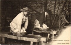Fabrication du fromange Folklore -
													15 Cantal
												