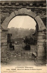 La Bretagne Pittoresque-Vitré Porte de la Maison de Pierre Landais à Vitré