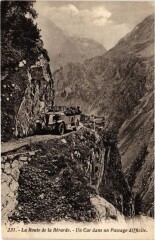 Route de Berarde - Un Car dans un Passage difficile