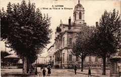 Givors - L'Hotel de Ville et le Kiosque à Givors