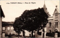 Yzeron - Place de l'Eglise à Yzeron