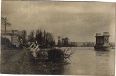 Carte photo - Le Pont détruit apres la crue