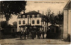 Feurs - La Route de Lyon au passage a niveau à Feurs