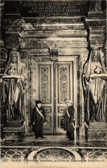 Paris 7e-Hotel des Invalides-Porte du Tombeau de Napoleon Ier à Paris 7e