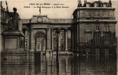 Paris 7e-La Place Bourgogne et le Palais Bourbon à Paris 7e