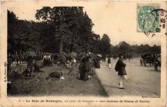 Carte postale ancienne Le Bois de Boulogne, un jour de Courses - Aux environs du Champ de Courses
                                                                     à Paris 16e
                                