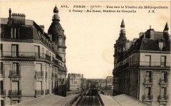 Vue sur le Viaduc du Métropolitain à Passy - Au fond, Station de Grenelle à Paris 16e