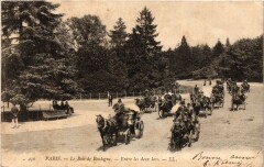 Carte postale ancienne Le Bois de Boulogne - Entre les deux Lacs
                                                                     à Paris 16e
                                