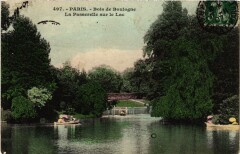 Carte postale ancienne Bois de Boulogne - La Passerelle sur le Lac
                                                                     à Paris
                                