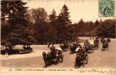 Carte postale ancienne Le Bois de Boulogne - Entre les deux Lacs
                                                                     à Paris 16e
                                