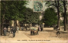Carte postale ancienne La Sortie du Bois de Boulogne
                                                                     à Paris 16e
                                