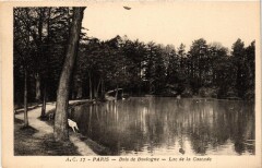 Carte postale ancienne Bois de Boulogne - Lac de la Cascade
                                                                     à Paris
                                