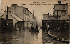 Carte postale ancienne Crue de la Seine - Les habitants de Passy, rue Félicien David, en bateau
                                                                     à Paris 16e
                                