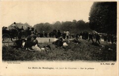 Carte postale ancienne Le Bois de Boulogne, un jour de Courses - Sur la pelouse
                                                                     à Paris 16e
                                