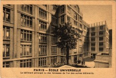 Carte postale ancienne Ecole Universelle - Le bâtiment principal vu des terrasses de l'un des autres bâtiments
                                                                     à Paris 16e
                                