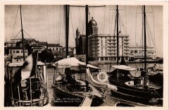 Saint-Raphael - Yachts dans le Port à Saint-Raphaël
