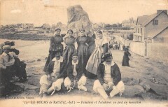 Le Bourg De Batz - Paludiers Et Paludieres Au Pied Du Monolithe