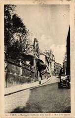 Rue Lepic - Le Moulin de la Galette à Paris 18e