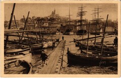 Marseille Vue générale sur le Vieux Port et la Ville à Marseille