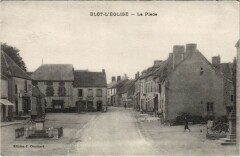 Blot-l'Eglise La Place Centrale
