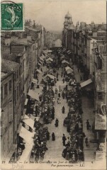 Riom La Rue du Commerce un Jour de Marche