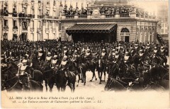 Carte postale ancienne Leurs Majestés le Roi et la Reine d'Italie à Paris - Les Voitures escortées de Cuirassiers quittent la Gare
                                                                     à Paris 16e
                                