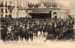 Leurs Majestés le Roi et la Reine d'Italie à Paris - Les Voitures escortées de Cuirassiers quittent la Gare à Paris 16e