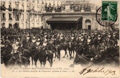 Carte postale ancienne Leurs Majestés le Roi et la Reine d'Italie à Paris - Les Voitures escortées de Cuirassiers quittent la Gare
                                                                     à Paris 16e
                                